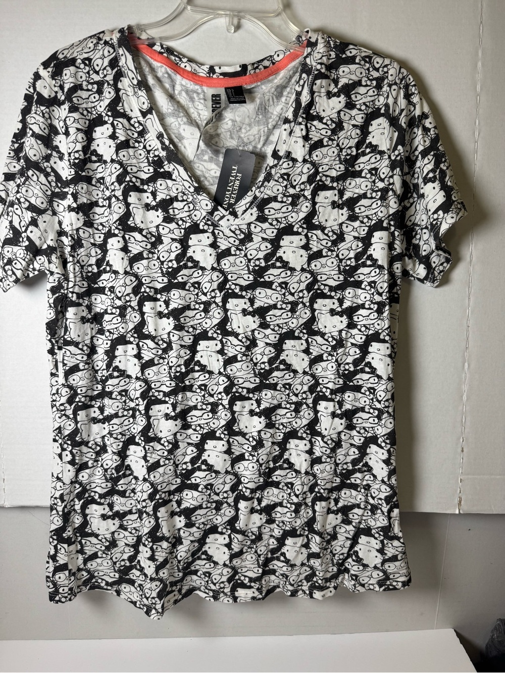 Forever 21 Black & White Short-Sleeve V-Neck T-Shirt Size Large